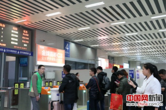 每个检票口都安排了志愿者接受顾客问询。