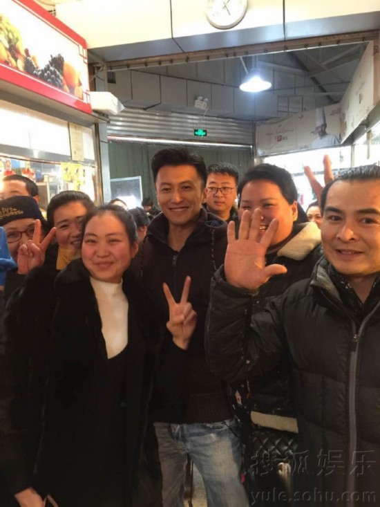 谢霆锋现身菜市场选购食材 与摊主们微笑合影