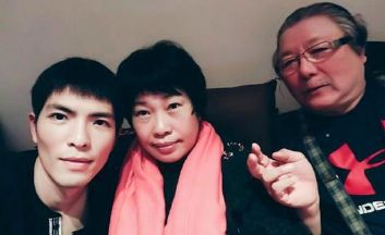 萧敬腾为妈妈庆生 晒全家福 网友：婆婆好 萧敬腾为什么叫雨神