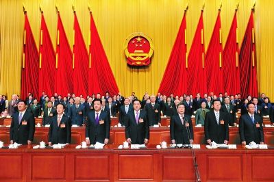 昨天,市十四届人大五次会议隆重开幕.图为大会主席台.