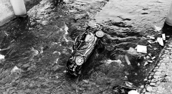 轿车撞坏护栏冲进水渠 车辆损毁严重司机无大