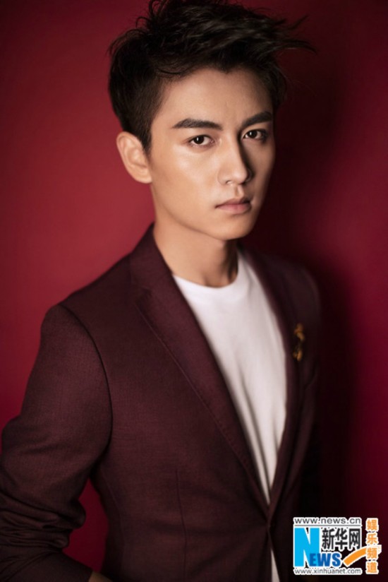 Hold住红色!陈晓西装写真显完美衣架