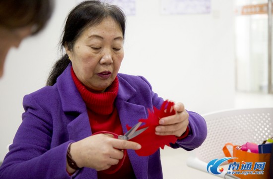 南通退休教师创办剪纸学习社 传承传统文化