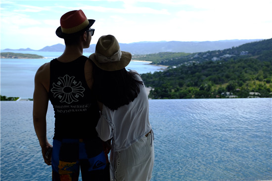 gelababy顺产生子 黄晓明晒出与儿子对拳照: