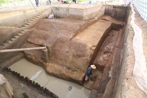 The site of the ancient city of Tanjialing, Hubei ProvinceTop: A jade statue (left) unearthed at the Neolithic Shijiahe Culture site in Hubei Province and a pottery statuette excavated from the Xizhucun Tomb in Henan Province Photos: Courtesy of the CASS Institute of Archeology 