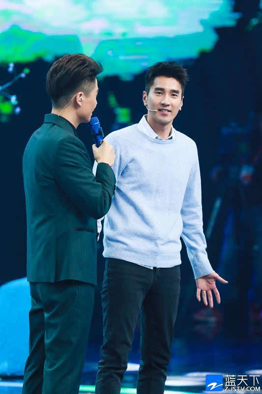 《王牌对王牌》杨幂张蓝心大玩劈叉 成龙失控