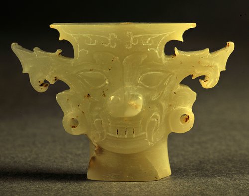 The site of the ancient city of Tanjialing, Hubei ProvinceTop: A jade statue (left) unearthed at the Neolithic Shijiahe Culture site in Hubei Province and a pottery statuette excavated from the Xizhucun Tomb in Henan Province Photos: Courtesy of the CASS Institute of Archeology 