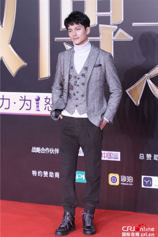 微博之夜红毯:范冰冰与小鲜肉同框 杨紫挎张一