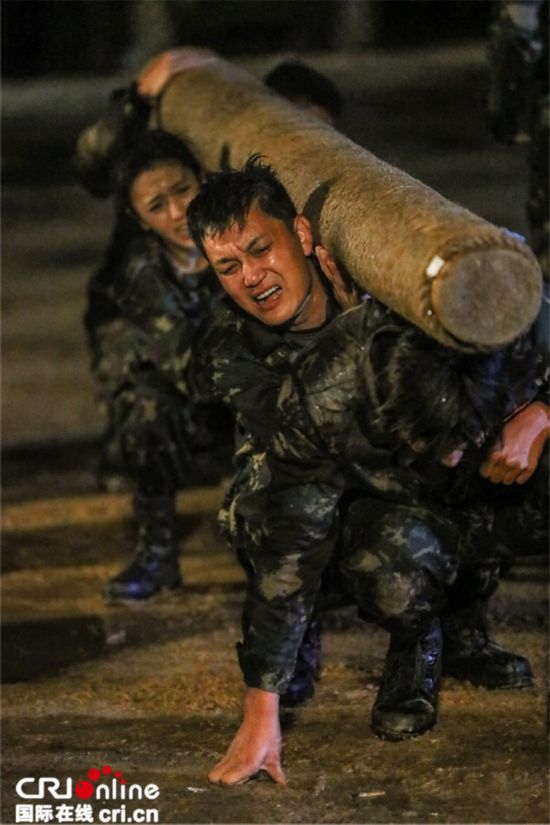 黄子韬晕倒杨幂顽强坚持 《真男2》新兵挑战极