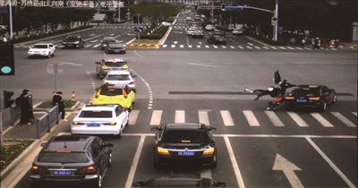 3名中学生手拉手闯红灯过马路 瞬间被撞飞