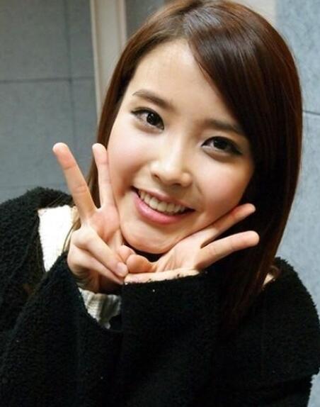 最爱剪刀手自拍的明星 赵丽颖郑爽唐嫣好清纯