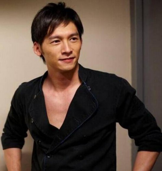 酒驾铁证?男星温升豪直播喝红酒后开豪车上