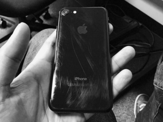 你的亮黑iPhone7掉漆了嗎? 看這些遭遇 