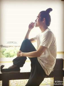 男星抽烟姿态:胡歌雅痞靳东决杀王凯帅气