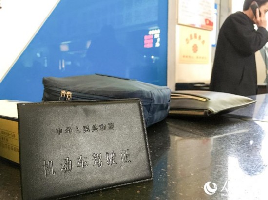 1月19日，失主賈先生在成都火車北站的遺失物品。（朱虹 攝） 