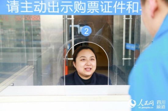 蔣玥婷是成都火車站特殊通道的工作人員，主要給乘客提供咨詢和接送服務。今年大年三十到大年初二，她將奮戰在春運一線。（朱虹 攝）