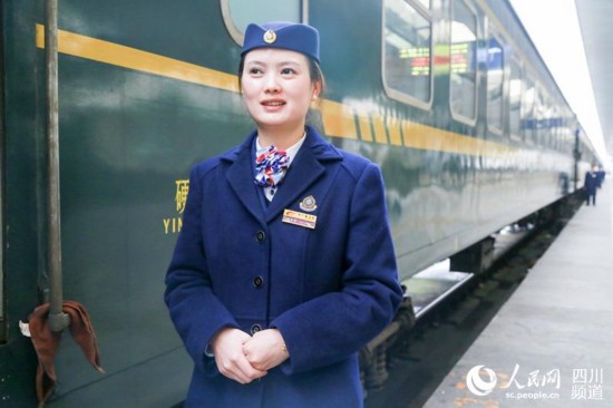 成鐵客運段工作人員郭欣，12年來她一直服務於一線，今年大年三十她將奮戰在春運一線。（朱虹 攝）