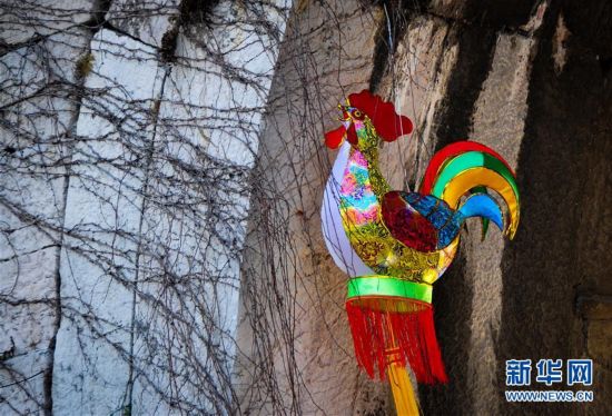 南京:传统鸡花灯扮靓明城墙