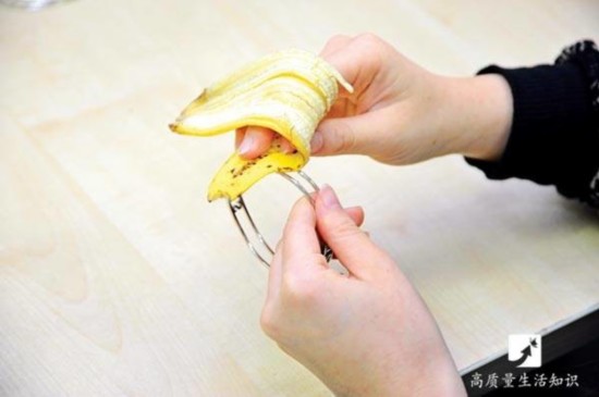 吃完的香蕉皮扔车里,一天后开车门,结果奇迹发