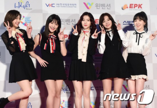 第26届首尔歌谣大赏朴宝剑金智媛出席颁奖 