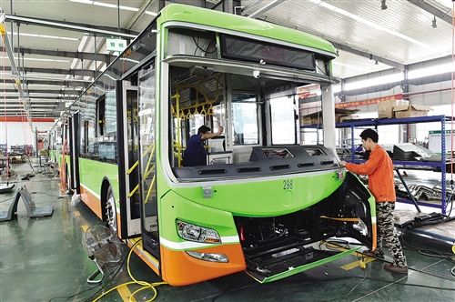 源正新能源汽车厂生产出南宁的新型公交车.(资料图 记者梁枫 摄)