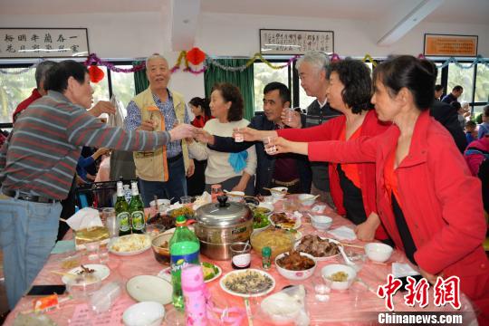 海口候鸟小区业主自筹自劳摆新春百家宴
