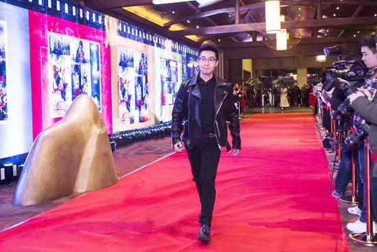 Rooster hundred flowers film festival was held in xi 'an Read Sun Boguan sing