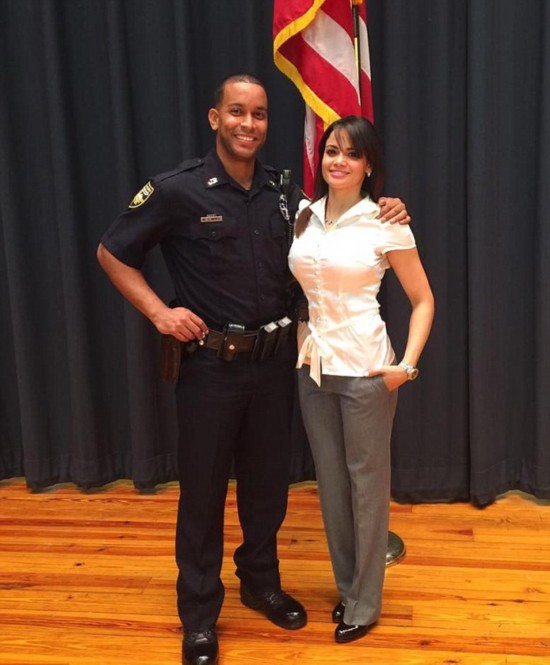 纽约 辣警花 网上走红 白天抓罪犯晚上做内衣模