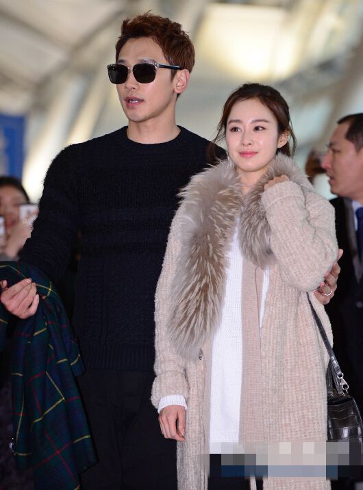 Rain金泰熙牵手现身机场 飞巴厘岛度蜜月幸福