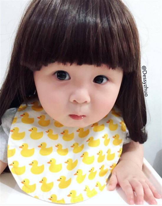 印尼一岁小女孩长相酷似布娃娃成知名网红(高