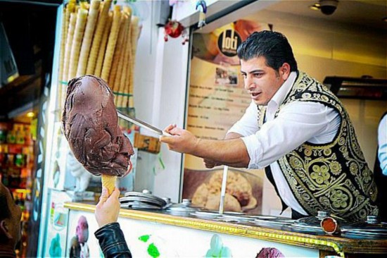 大叔边做买卖还能表演杂技 土耳其冰淇淋可以