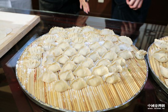 包餃子貼春聯 張志軍與台灣青年一起向兩岸同胞拜年