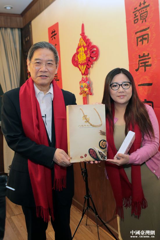 包餃子貼春聯 張志軍與台灣青年一起向兩岸同胞拜年