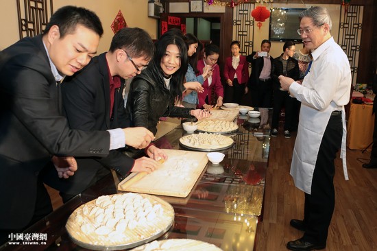 包餃子貼春聯 張志軍與台灣青年一起向兩岸同胞拜年