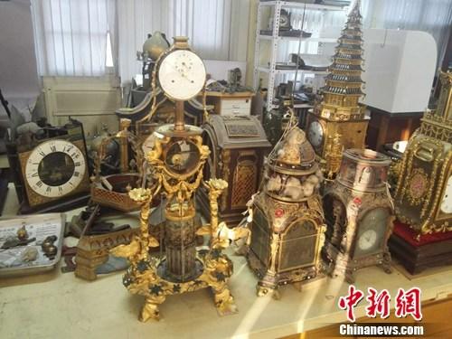 一些等待修复的钟表