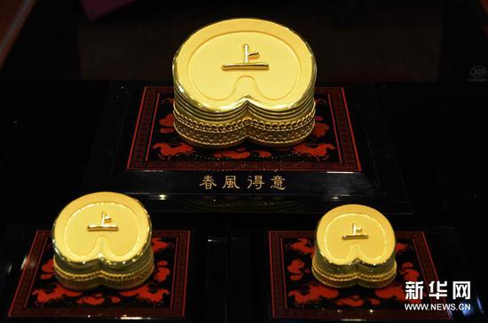 這是《春風得意》馬蹄金純金藝術擺件（1月22日攝）。