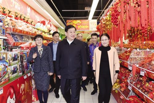 王小东检查春节市场供应和安全生产工作