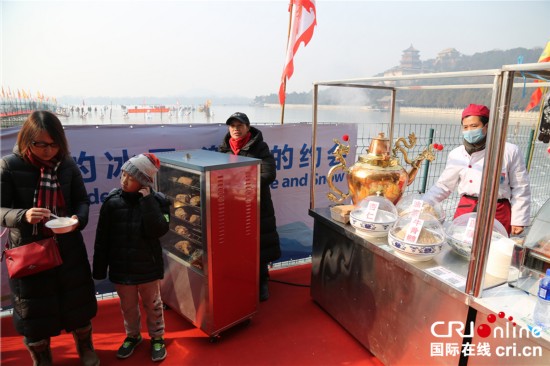 颐和园冰场在春节前夕向公众开放(组图)