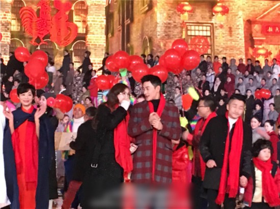 唐嫣罗晋央视春晚彩排深情对视:二人戴红围脖