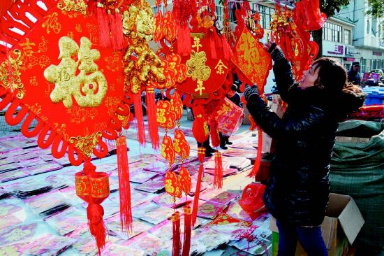 春节临近 盐城盐都区年货市场日益热闹