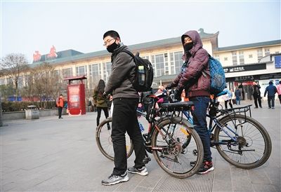 忙了一年带著爱回家过年