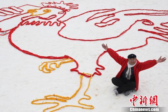 重庆艺术家雪地里用绳子摆100平米 大公鸡 迎