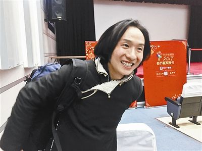 更却才仁和他的春晚 凭好嗓子登上"星光大道"