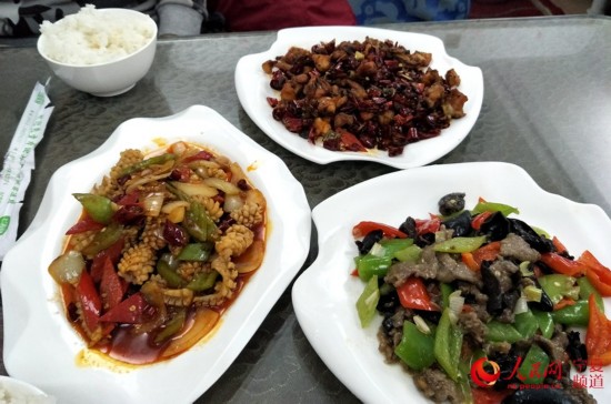 “我的拿手菜是辣爆鱿鱼和辣子鸡。”与外面的食堂相比，闫乃峰的菜并不差。