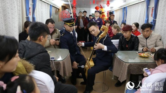 銀川客運段K1805次列車上，旅客們聚精會神的欣賞著列車春晚的馬頭琴表演。（圖片由蘭州鐵路局提供）