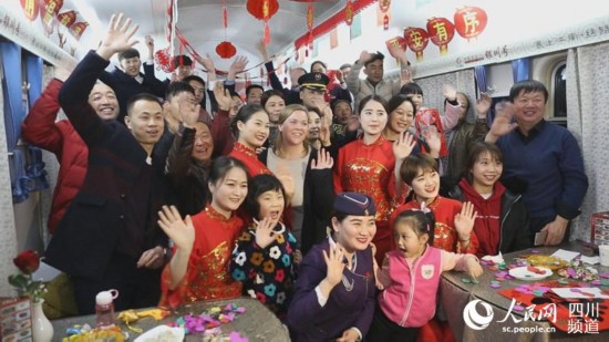 K1085列車員集體恭祝全國人民新年快樂。（圖片由蘭州鐵路局提供）