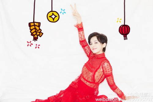 古力娜扎新年晒红裙美照 庆新春快乐!