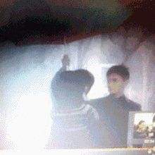 真爱!罗晋下跪为唐嫣弄鞋子 明星秀恩爱看细节