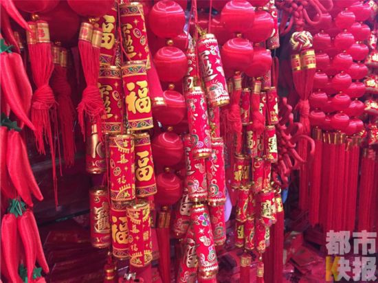 西安仿真电子炮走俏 城隍庙里年味浓