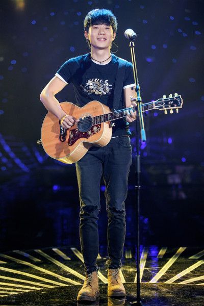 赵雷《歌手》震撼上线,弹唱经典代表作《成都